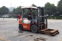 叉車(chē)繞樁培訓練習