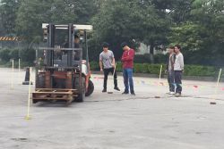 叉車(chē)繞樁練習