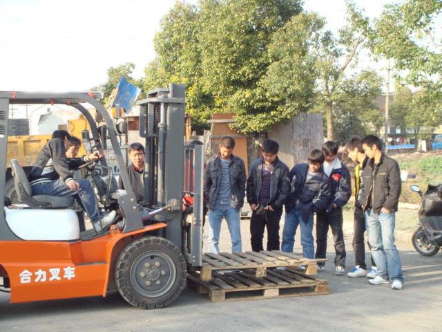 叉車(chē)學(xué)員認真學(xué)習